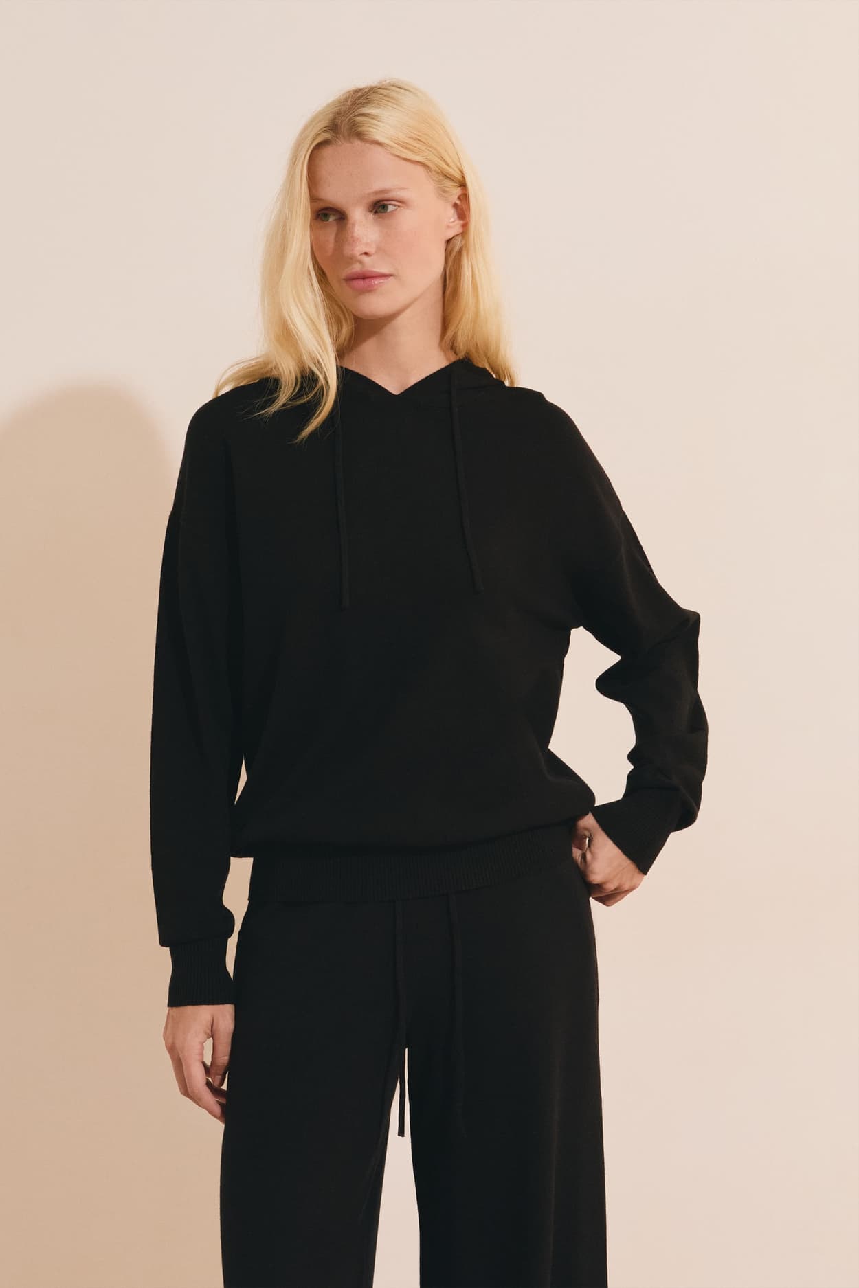 Sweter z kapturem