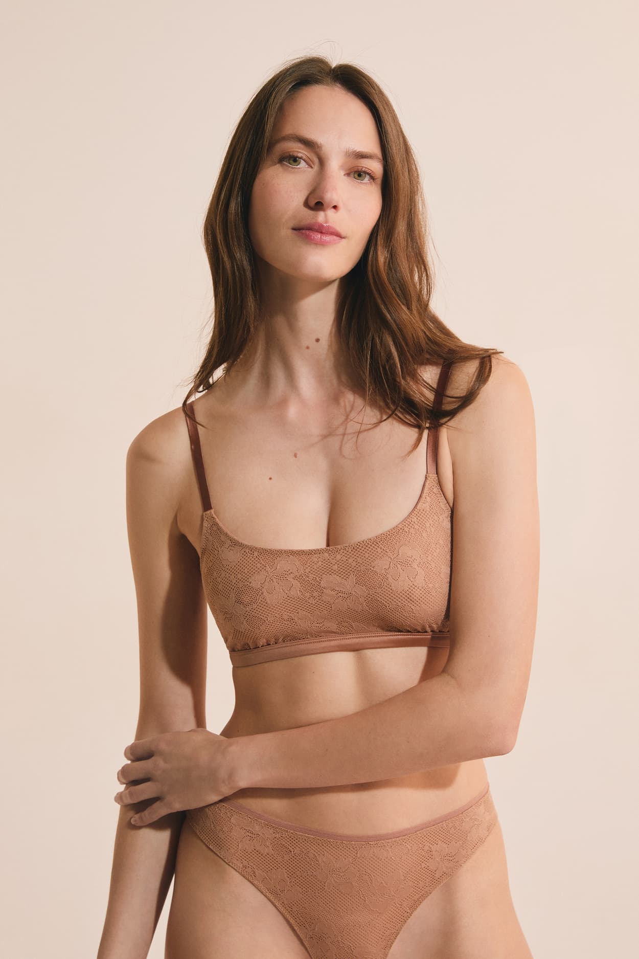 Biustonosz typu bralette z koronki